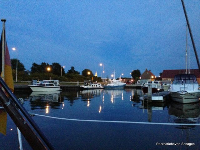 Boote am Steg am Abend