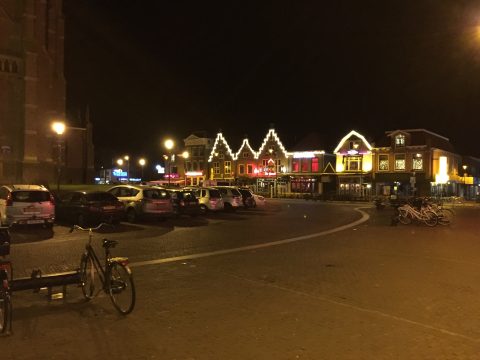 Das Zentrum von Schagen am Abend