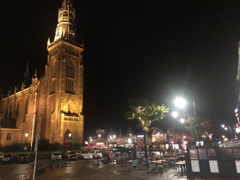 Der Marktplatz von Schagen am Abend